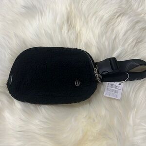 NWT - Everywhere Belt Bag Black Fleece - Double Zip